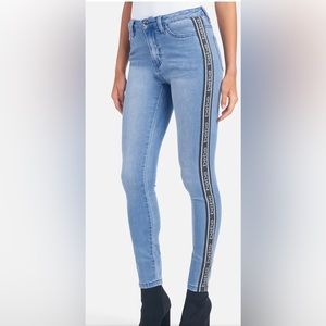 NWOT~ 👖 BEBE LOGO SIDE TAPING JEANS